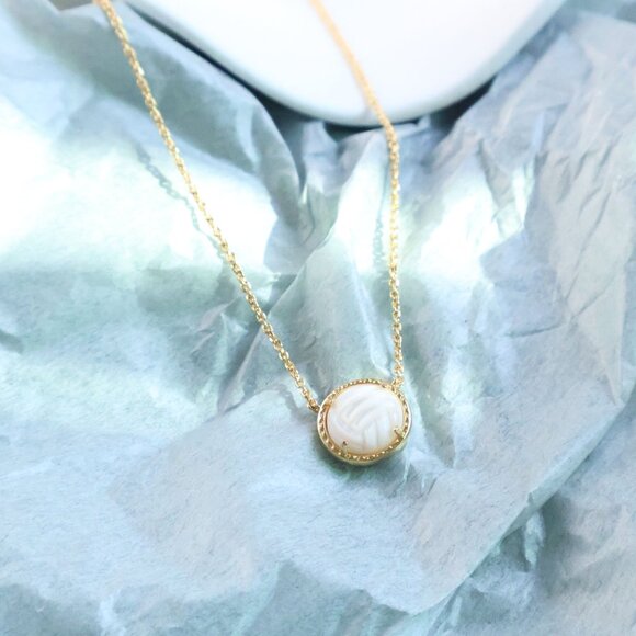 Kendra Scott Volleyball Necklace White Mother-of-Pearl Gold - Picture 2 of 2